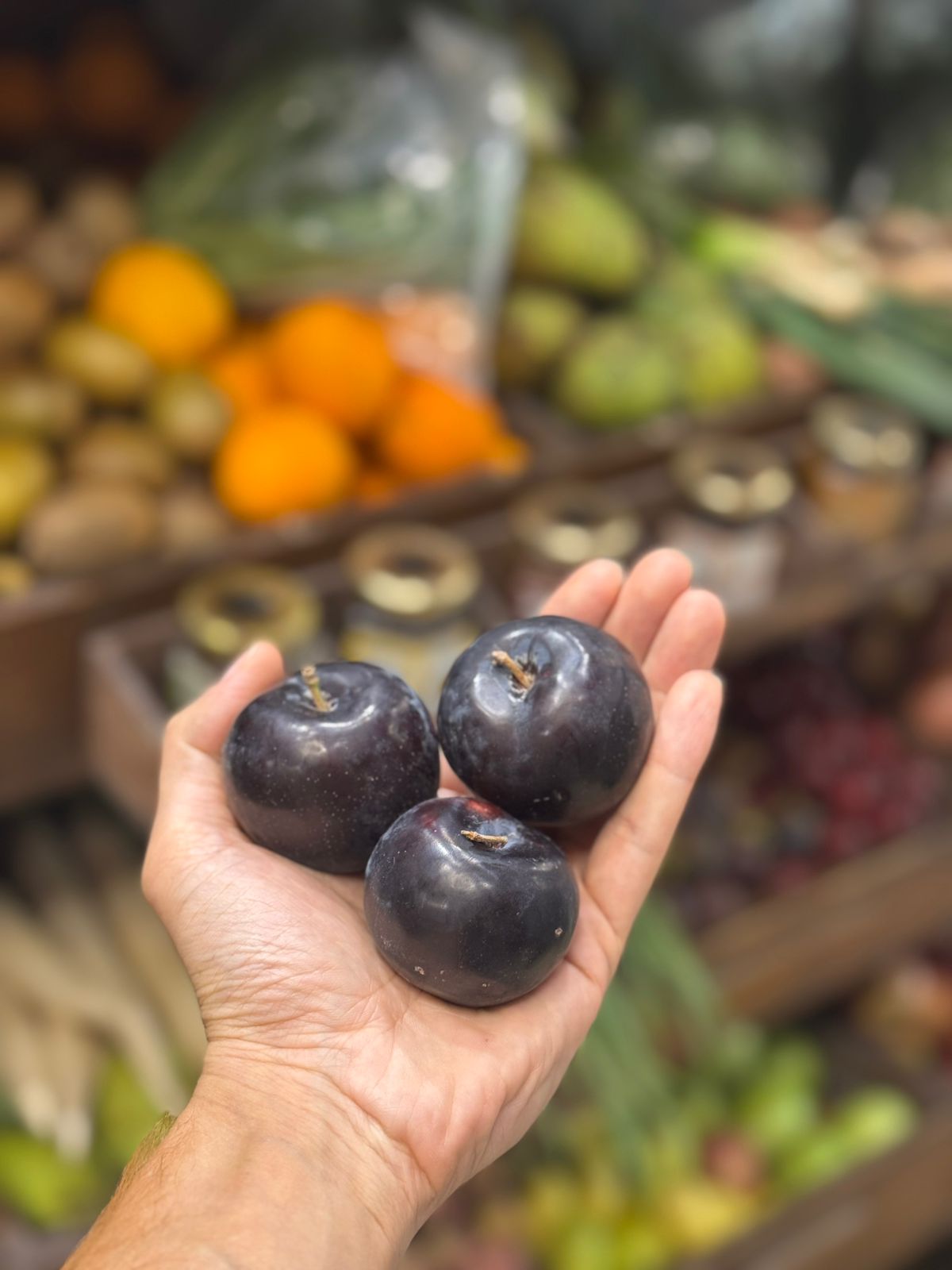 Plums | Black Amber Plums (Narkanda, Himachal Pradesh) - Organically Grown