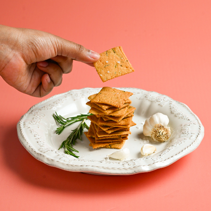 Crackers | Rosemary &amp; Garlic Crackers -Crisp Cracker with Deep Savoury Flavour, Baked Cracker -No Preservatives– Vivanda– 125gm